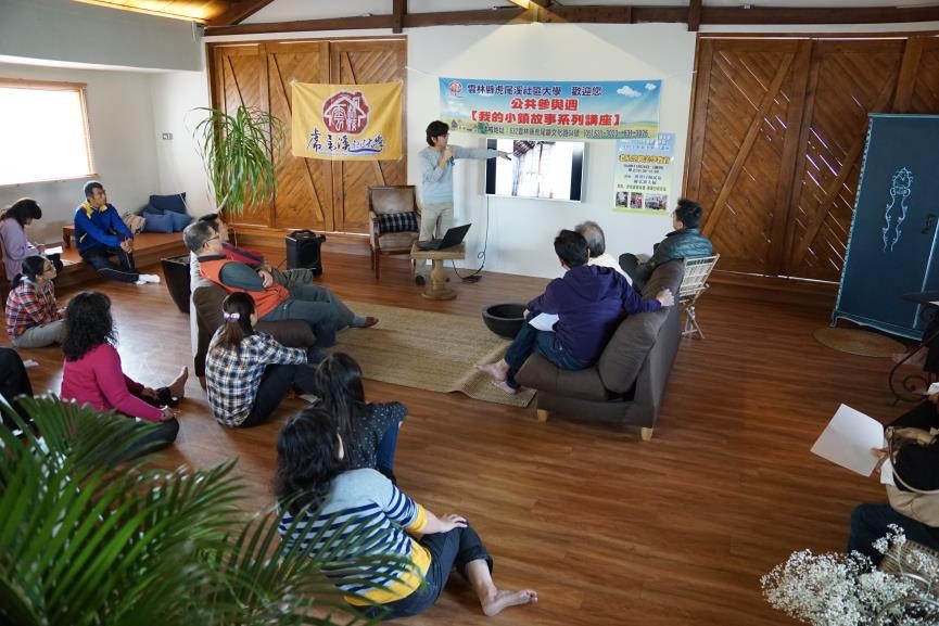 圖.社大學員至蕃薯日和咖啡•旅宿,聆聽老闆改造老屋的心路歷程 圖.社大學員至蕃薯日和咖啡•旅宿,聆聽老闆改造老屋的心路歷程