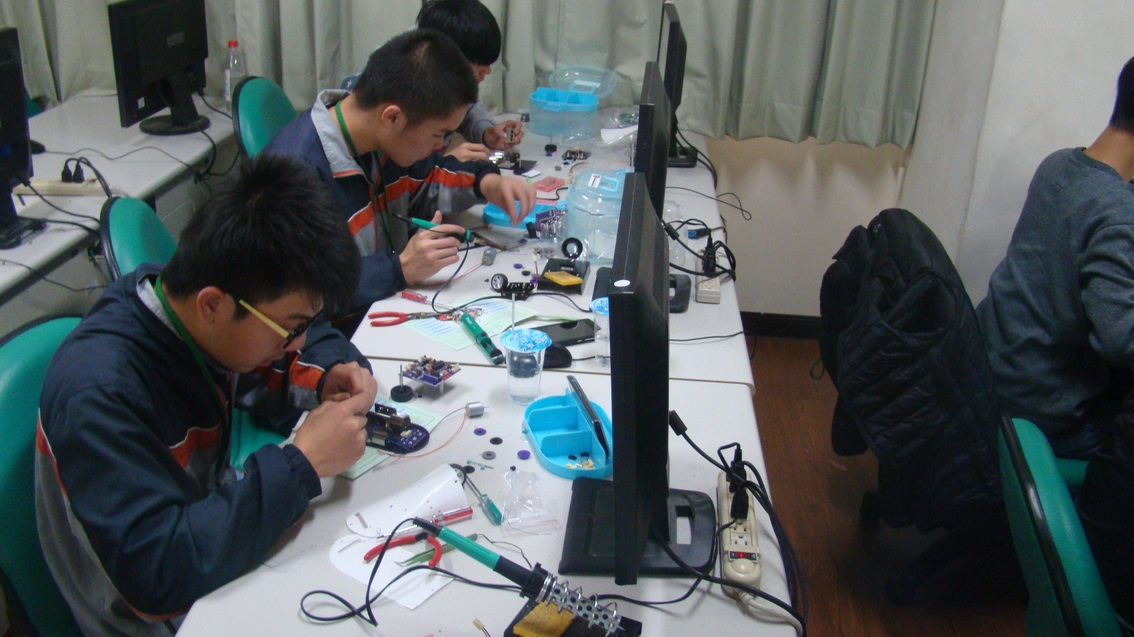 學生組裝自走車