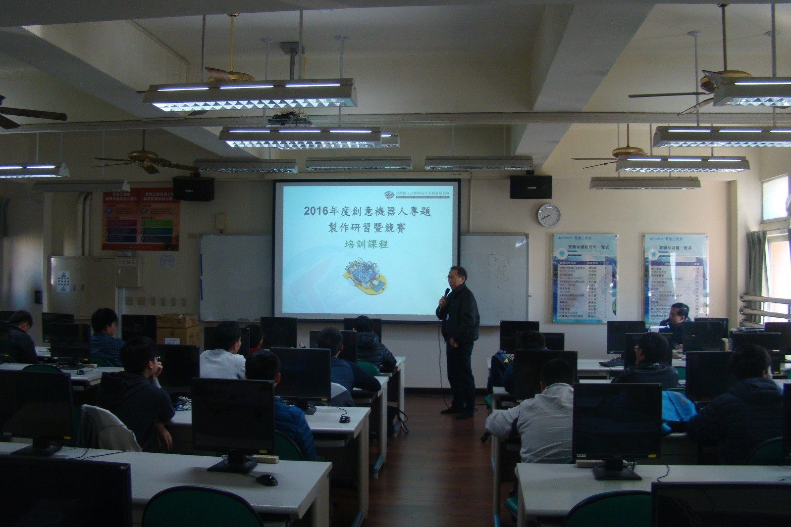 修平科技大學電機工程系謝承達主任進行課程講習