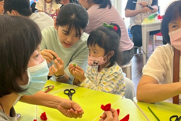 虎科大學生教學製作手工蕃茄,連結農業文化與藝術 創意。 虎科大學生教學製作手工蕃茄,連結農業文化與藝術 創意。