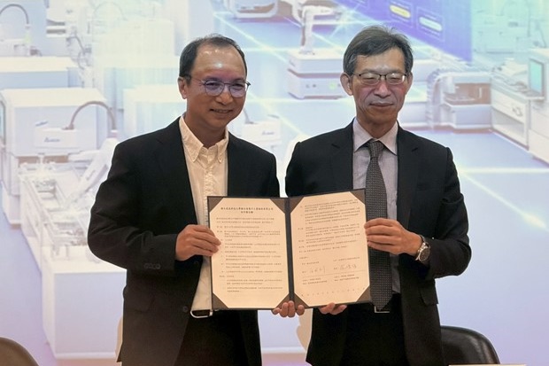 虎科大副校長方昭訓（右）與台達機電事業群副總經理 蔡清雄（左）簽署合作備忘錄，雙方攜手培育智慧機電 人才。