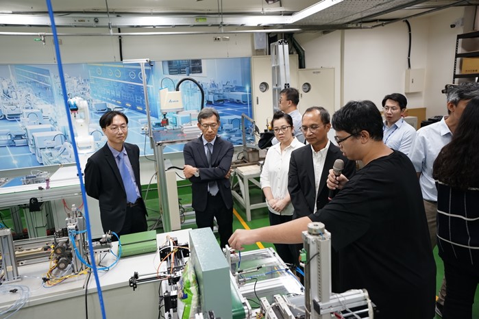 虎科大學生演示實驗室設備與系統功能，展現產學合作 與教學應用成效。