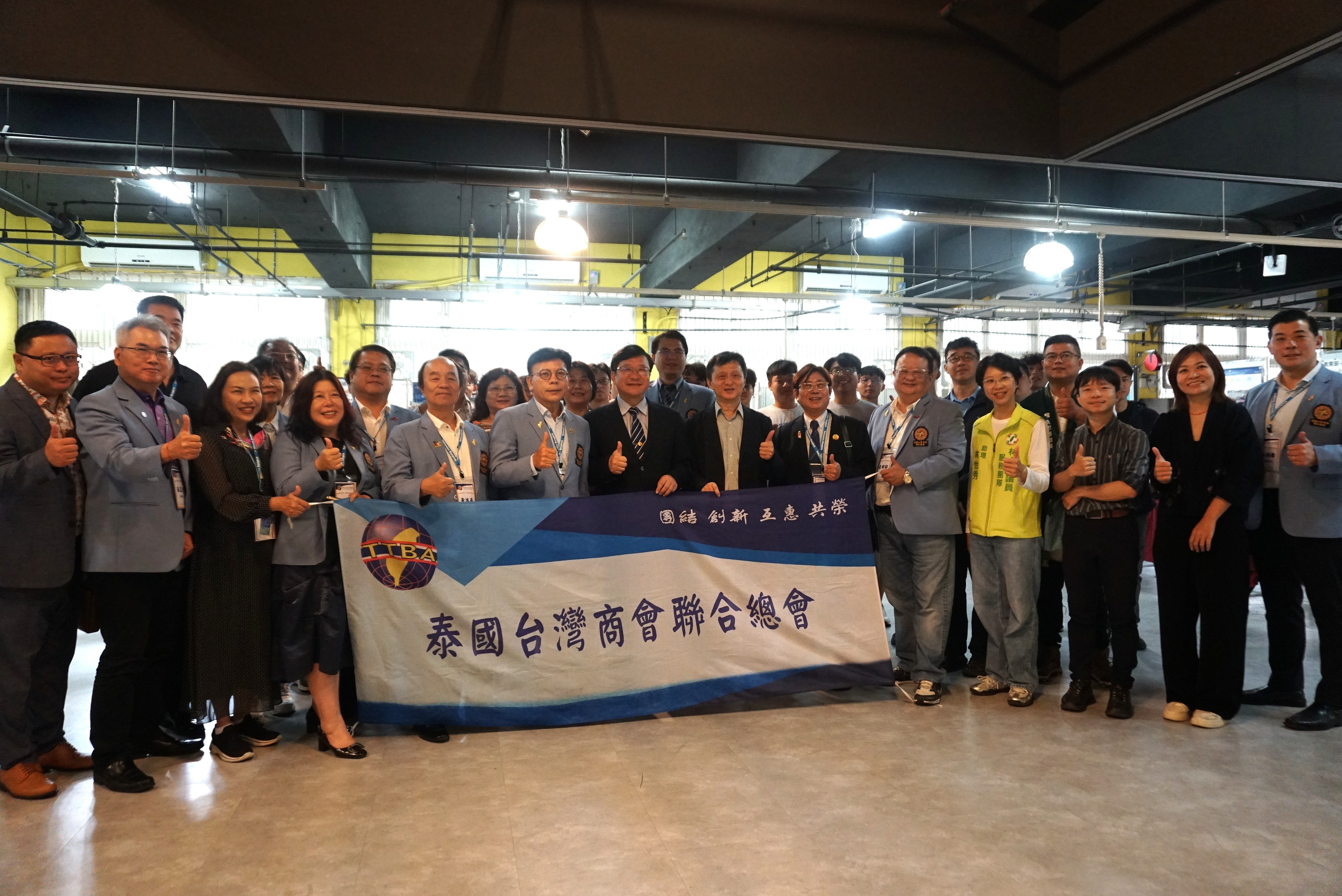 泰國台灣商會聯合總會拜訪虎科大，由校長張信良（前排左七）率無人機團隊接待。