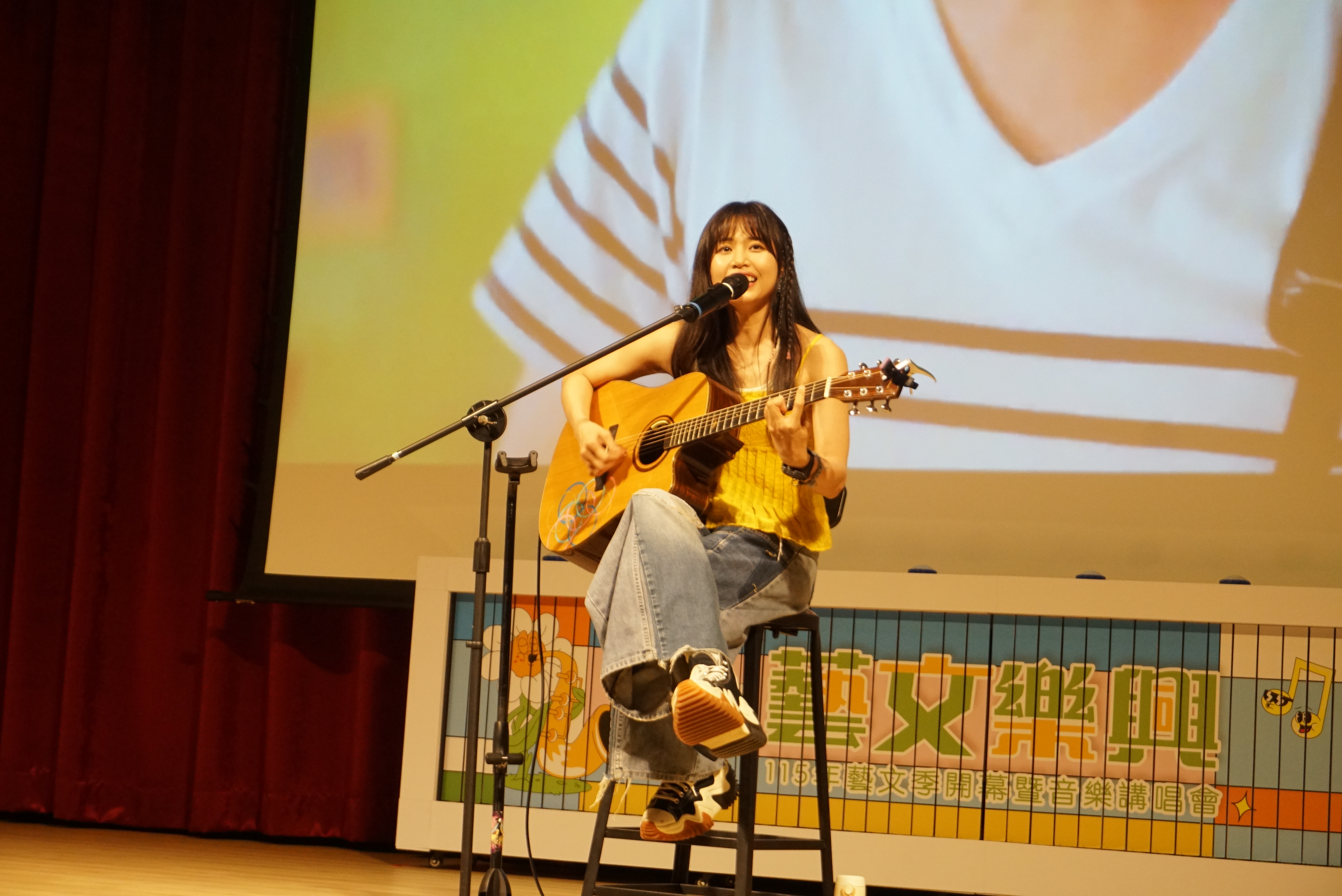 創作歌手吳汶芳受邀於虎科大藝文季講唱會演出，以音樂與故事和現場師生交流互動。