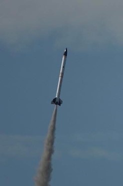 虎科大機電輔系團隊研製「虎箭」於台灣盃火箭競賽中試飛升空。