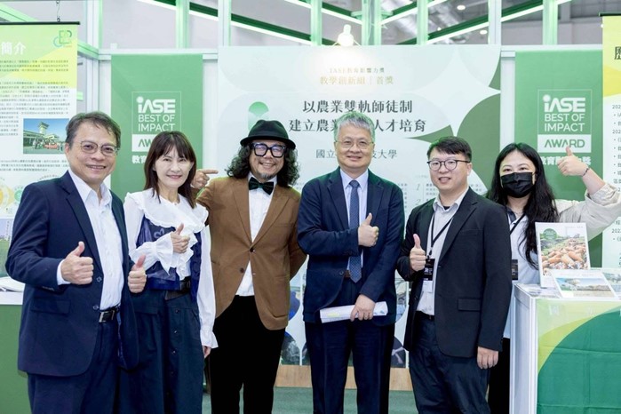 教育部政務次長劉國偉(右三)參觀虎科大首獎 農科系團隊展攤。