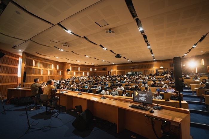 金曲歌手謝銘祐蒞臨虎科大分享創作經驗,也鼓勵年輕 學子用不同角度體察熟悉事物。