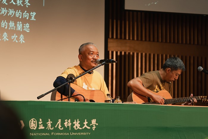 金曲歌手謝銘祐(左)蒞臨虎科大,以八首音樂作品分 享創作經驗。