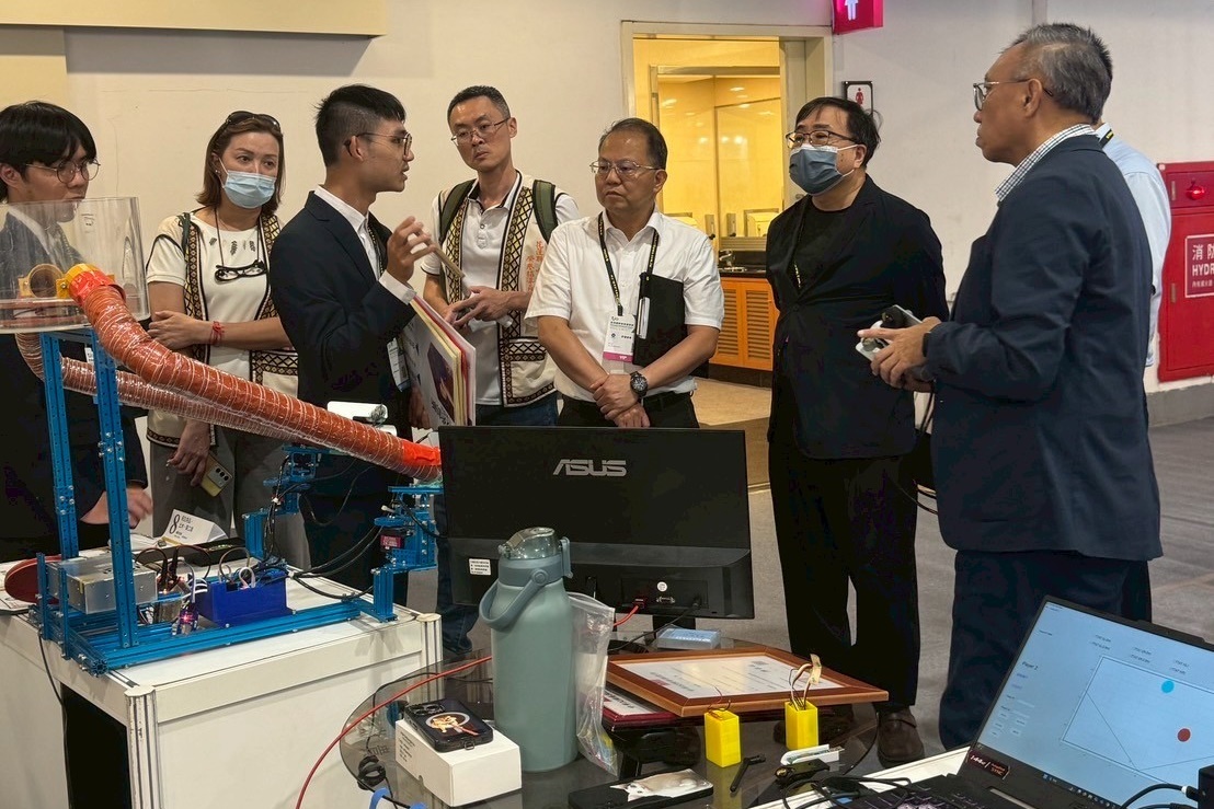 「發球機系統」金牌團隊向評審委員解說作品。