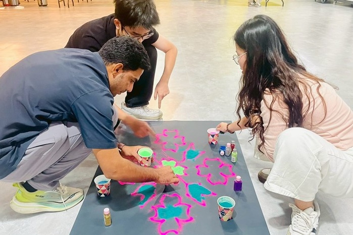 參賽學生透過「藍果麗畫作競賽」以繽紛圖樣傳遞光 明與祝福。