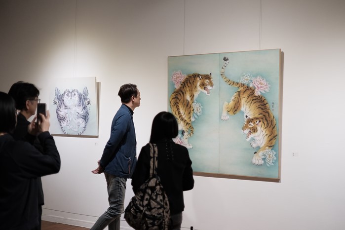 作品透過大貓矯健的身姿與深邃眼神,呈現自然力量 與生命韌性。