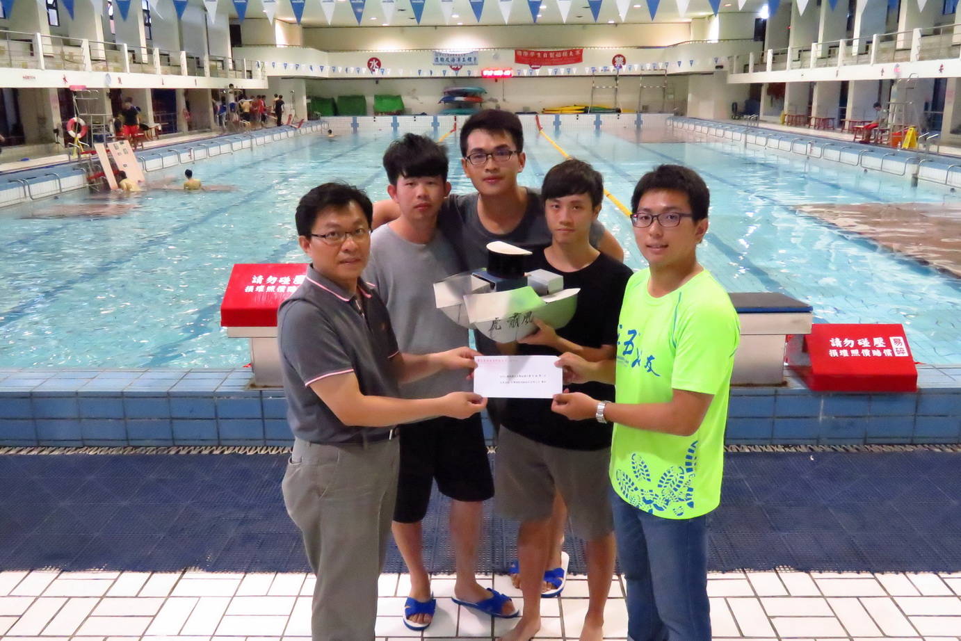 機械設計工程系周榮源教授師生團隊組成GLFG隊伍參賽以船舶虎嘯風號獲頒水面自動船舶組第一名