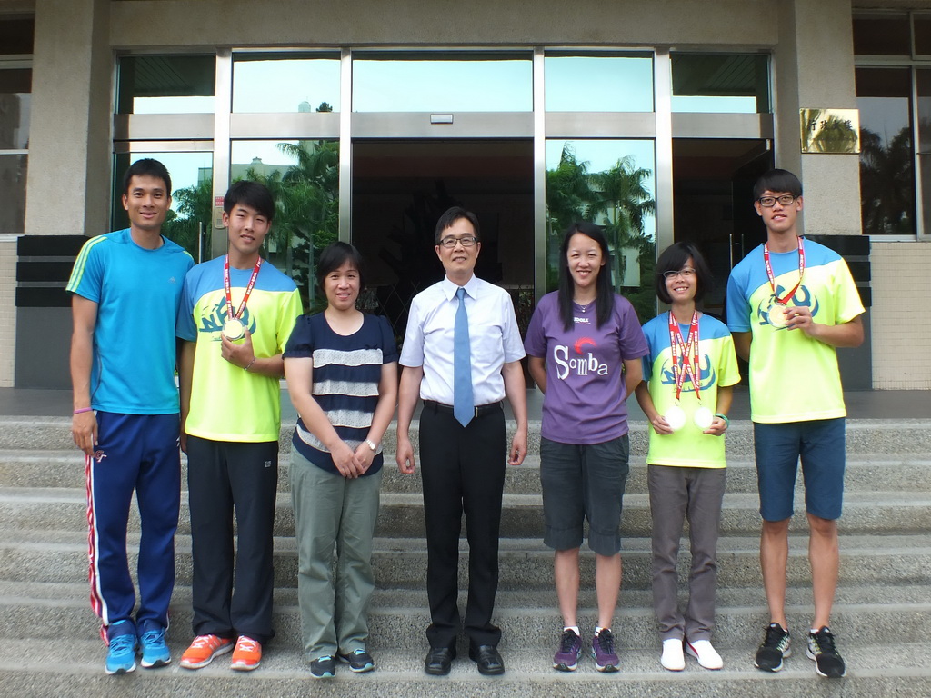 覺文郁校長與帶隊師長.獲獎同學合影留念